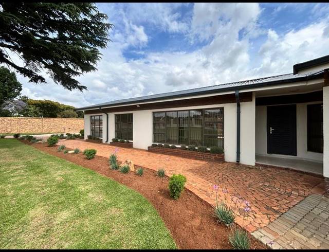 7 BEDROOM HOUSE FOR SALE IN SONNEVELD